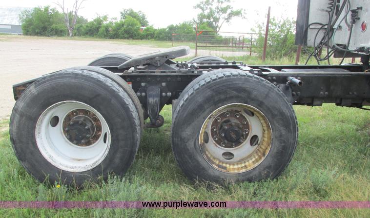 image for item I9644 2004 Freightliner Columbia semi truck