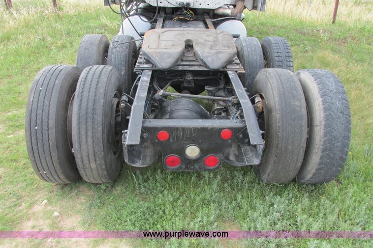 image for item I9644 2004 Freightliner Columbia semi truck