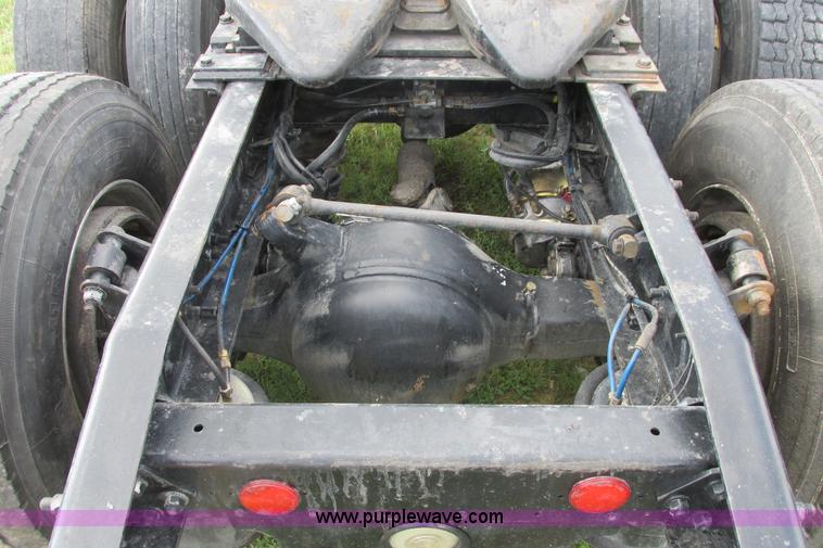 image for item I9644 2004 Freightliner Columbia semi truck