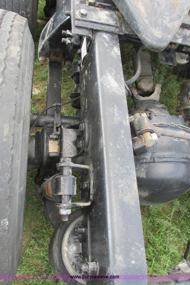 image for item I9644 2004 Freightliner Columbia semi truck