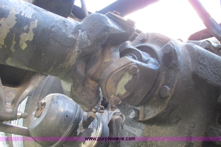 image for item I9644 2004 Freightliner Columbia semi truck