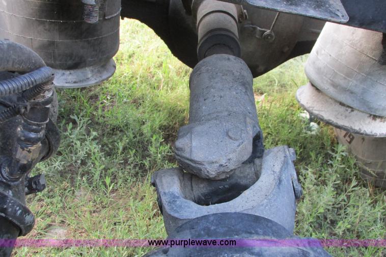 image for item I9644 2004 Freightliner Columbia semi truck