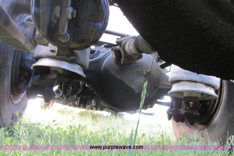 image for item I9644 2004 Freightliner Columbia semi truck