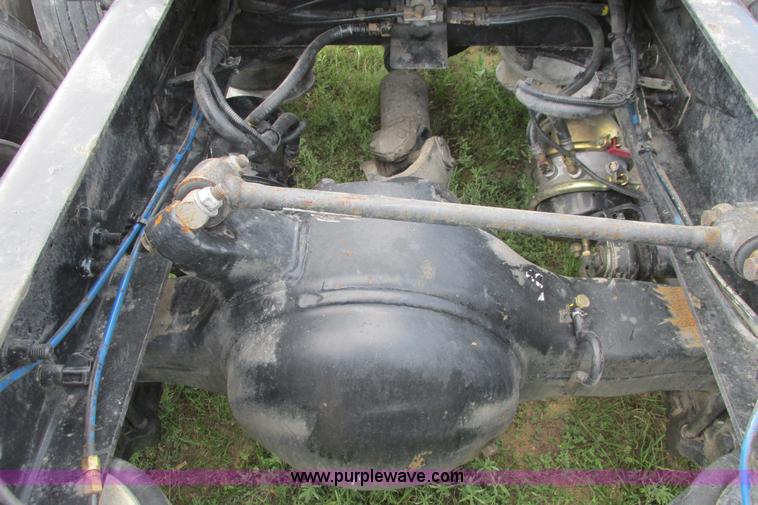 image for item I9644 2004 Freightliner Columbia semi truck