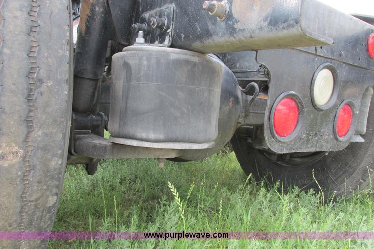 image for item I9644 2004 Freightliner Columbia semi truck