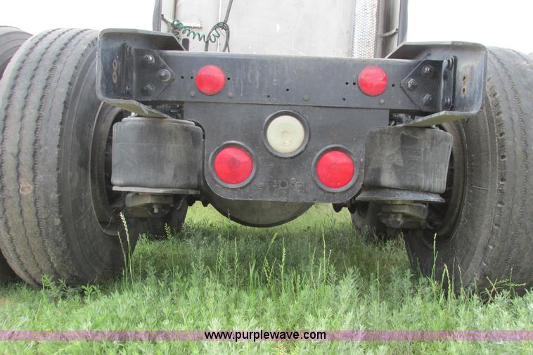 image for item I9644 2004 Freightliner Columbia semi truck