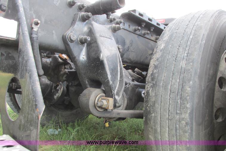 image for item I9644 2004 Freightliner Columbia semi truck