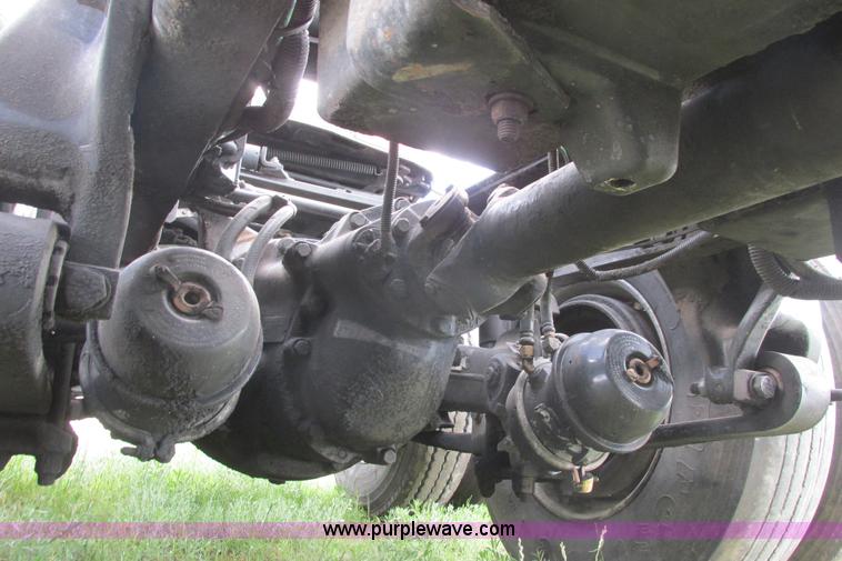 image for item I9644 2004 Freightliner Columbia semi truck