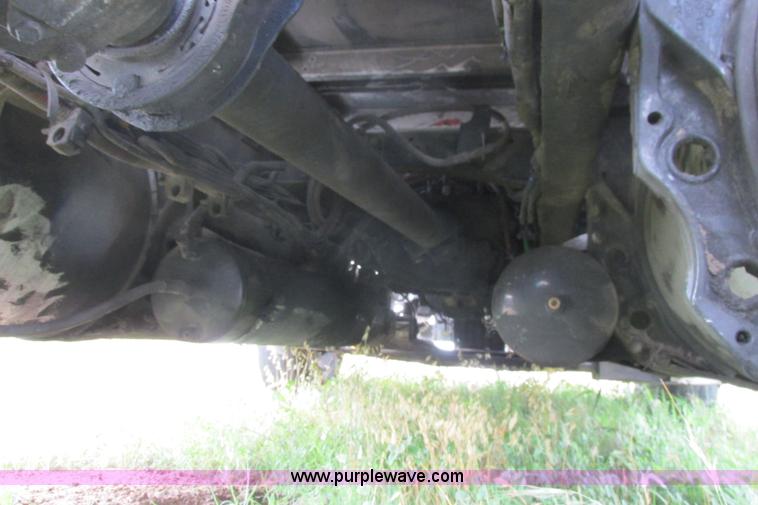 image for item I9644 2004 Freightliner Columbia semi truck