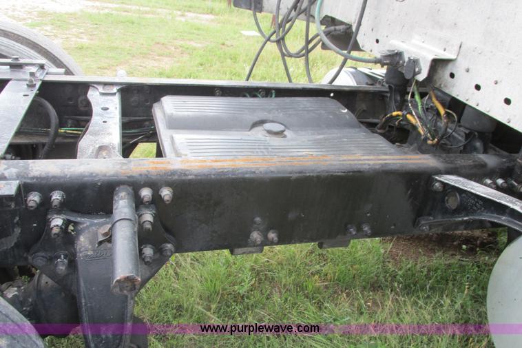 image for item I9644 2004 Freightliner Columbia semi truck