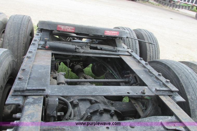 image for item I9644 2004 Freightliner Columbia semi truck