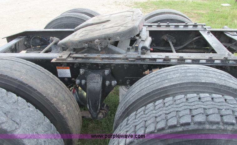 image for item I9644 2004 Freightliner Columbia semi truck