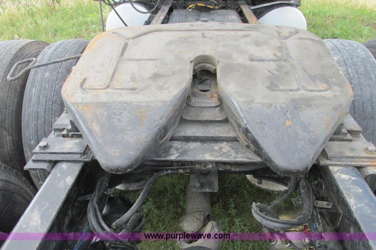 image for item I9644 2004 Freightliner Columbia semi truck