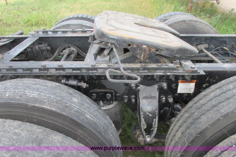 image for item I9644 2004 Freightliner Columbia semi truck