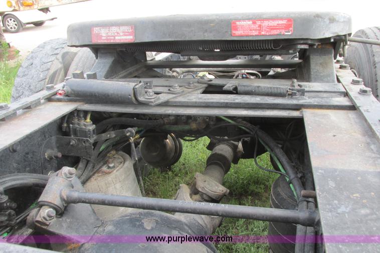 image for item I9644 2004 Freightliner Columbia semi truck