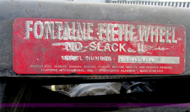 image for item I9644 2004 Freightliner Columbia semi truck