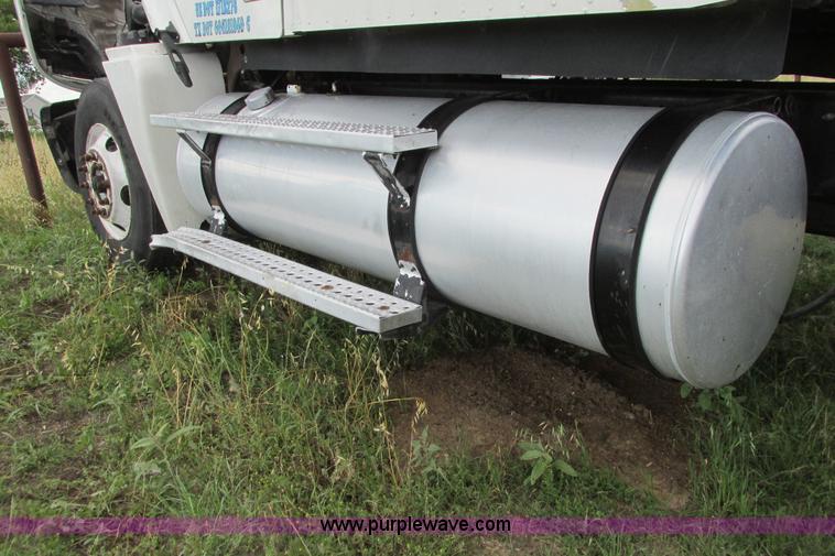 image for item I9644 2004 Freightliner Columbia semi truck