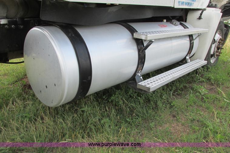 image for item I9644 2004 Freightliner Columbia semi truck