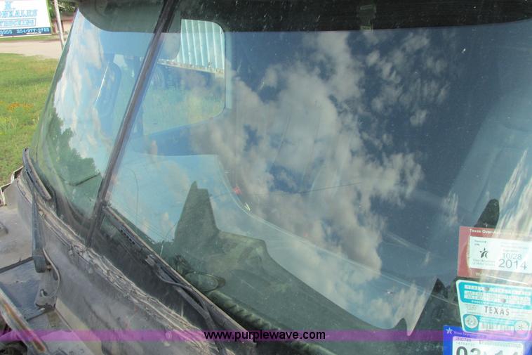 image for item I9644 2004 Freightliner Columbia semi truck