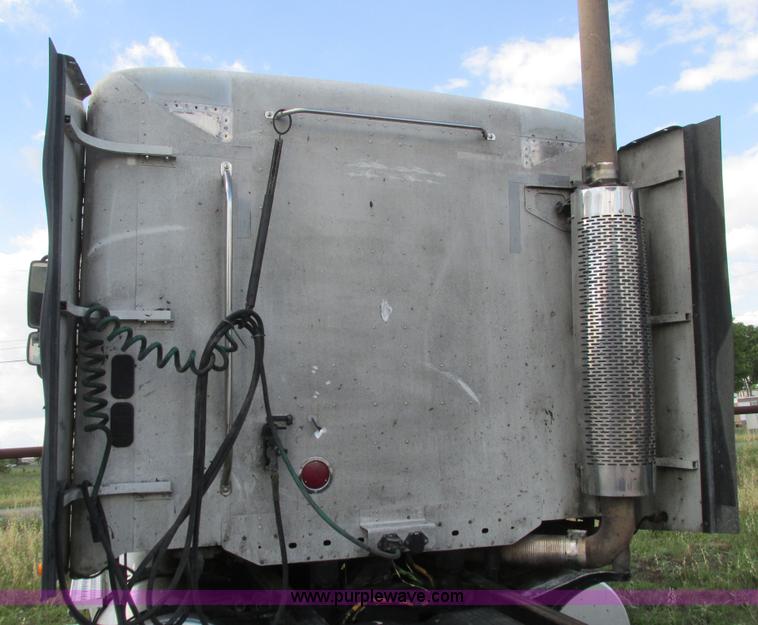 image for item I9644 2004 Freightliner Columbia semi truck