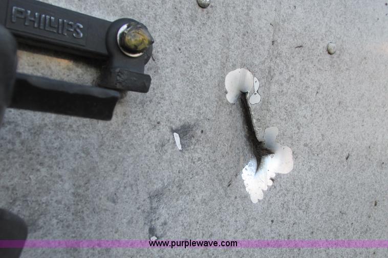 image for item I9644 2004 Freightliner Columbia semi truck