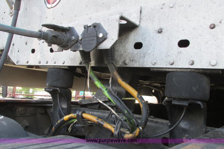 image for item I9644 2004 Freightliner Columbia semi truck