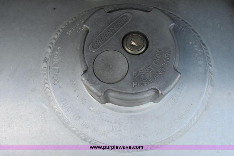 image for item I9644 2004 Freightliner Columbia semi truck