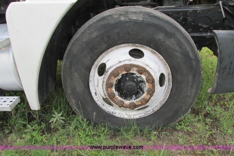 image for item I9644 2004 Freightliner Columbia semi truck