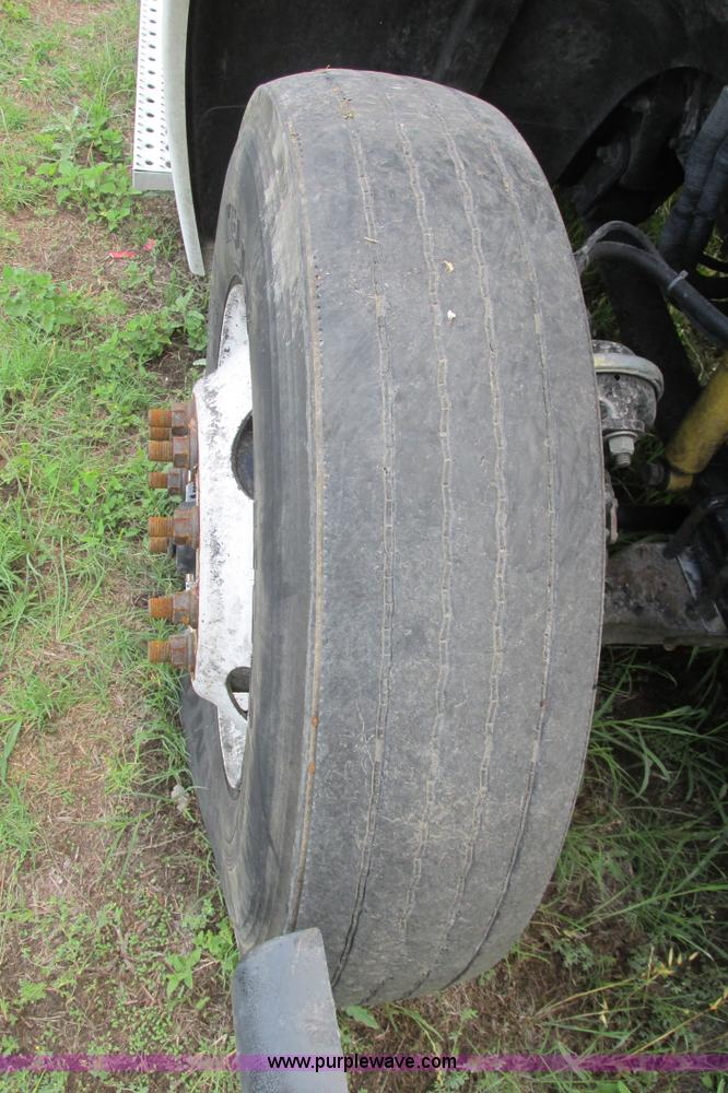 image for item I9644 2004 Freightliner Columbia semi truck