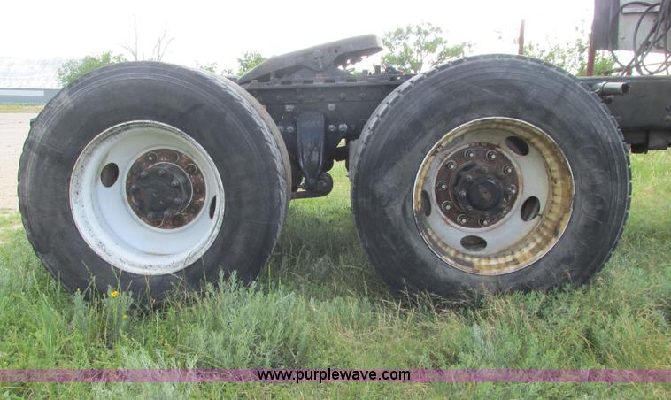 image for item I9644 2004 Freightliner Columbia semi truck