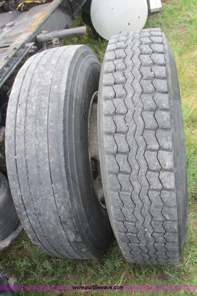 image for item I9644 2004 Freightliner Columbia semi truck