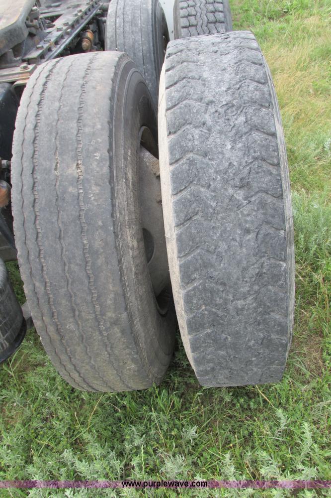 image for item I9644 2004 Freightliner Columbia semi truck