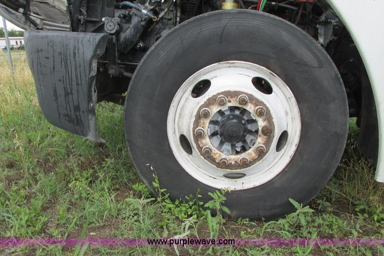 image for item I9644 2004 Freightliner Columbia semi truck