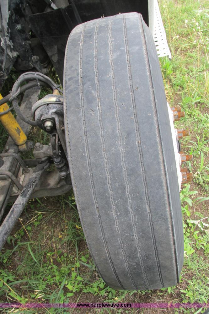 image for item I9644 2004 Freightliner Columbia semi truck