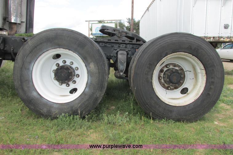 image for item I9644 2004 Freightliner Columbia semi truck