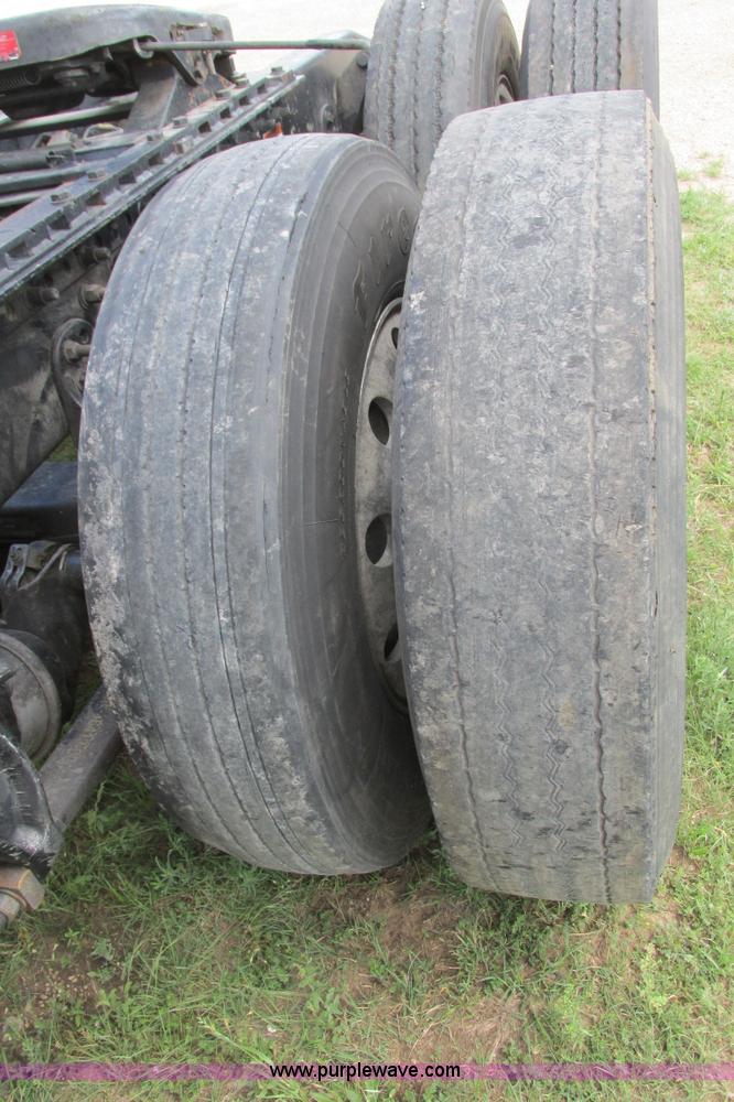 image for item I9644 2004 Freightliner Columbia semi truck