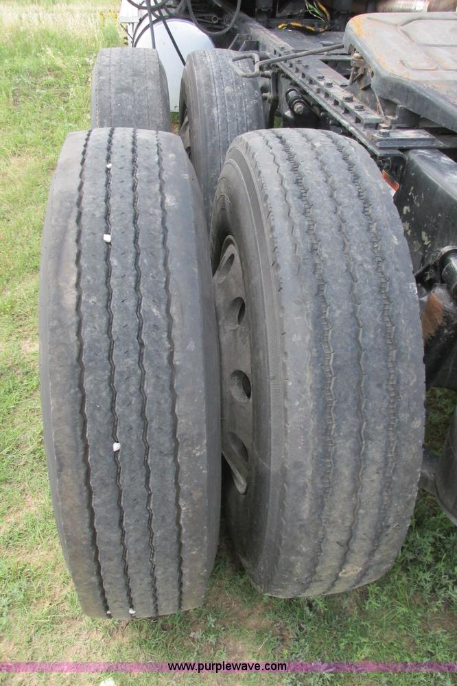 image for item I9644 2004 Freightliner Columbia semi truck