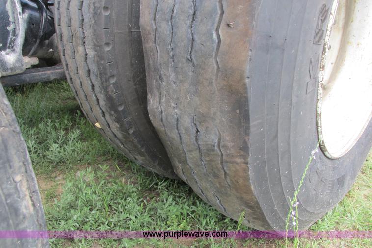 image for item I9644 2004 Freightliner Columbia semi truck