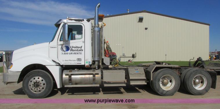 image for item A8723 2007 Freightliner Columbia semi truck