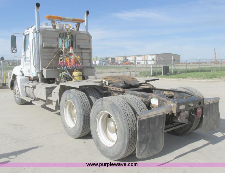 image for item A8723 2007 Freightliner Columbia semi truck