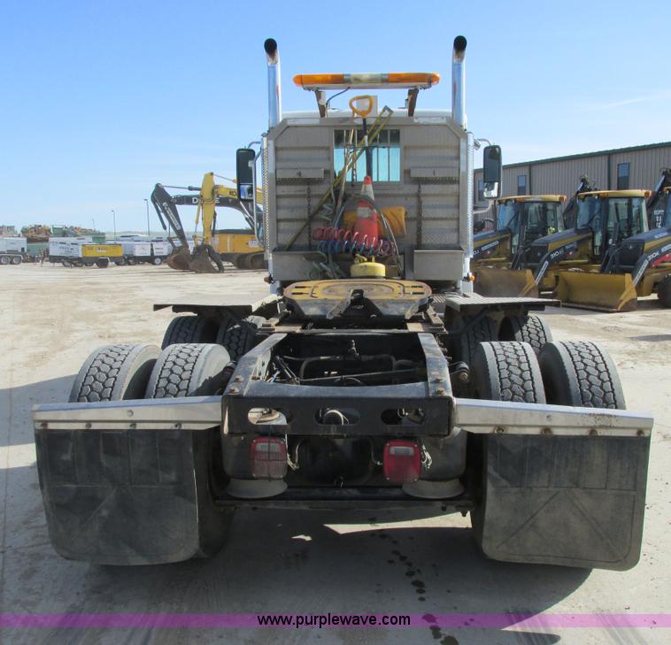 image for item A8723 2007 Freightliner Columbia semi truck