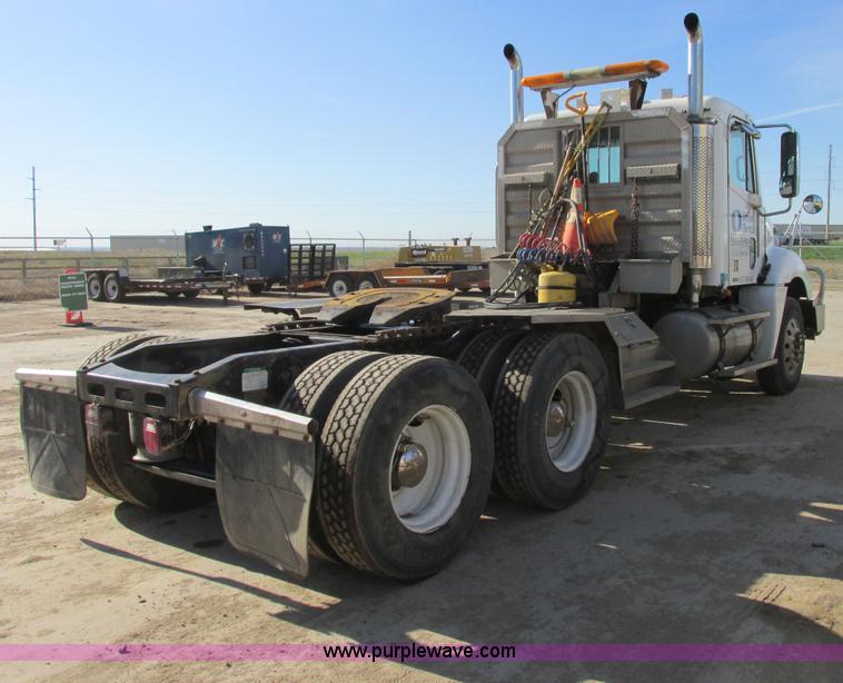 image for item A8723 2007 Freightliner Columbia semi truck