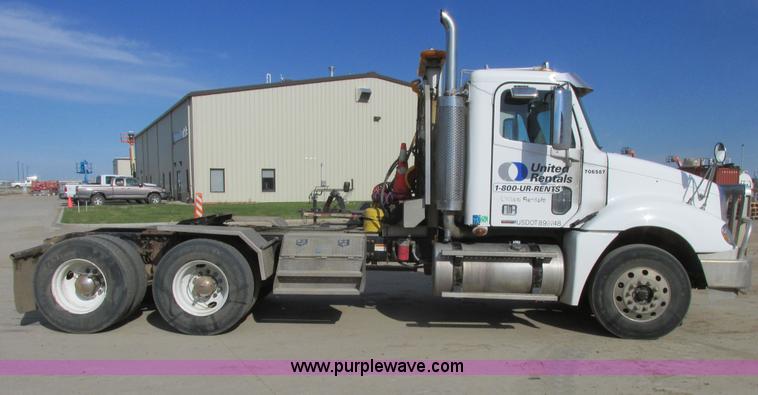 image for item A8723 2007 Freightliner Columbia semi truck