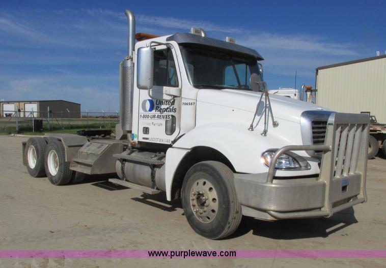 image for item A8723 2007 Freightliner Columbia semi truck