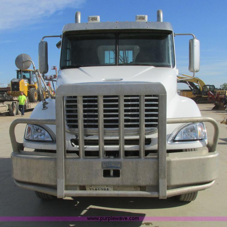 image for item A8723 2007 Freightliner Columbia semi truck