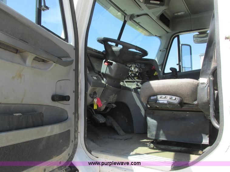 image for item A8723 2007 Freightliner Columbia semi truck