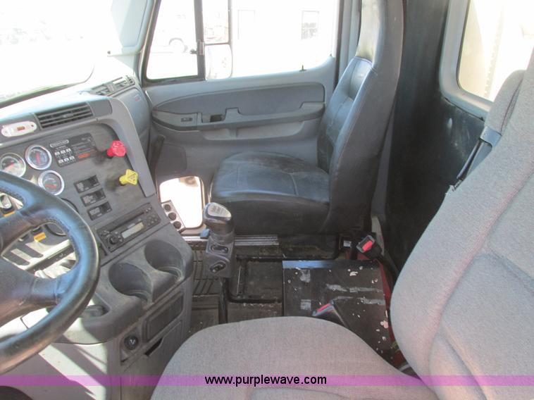 image for item A8723 2007 Freightliner Columbia semi truck