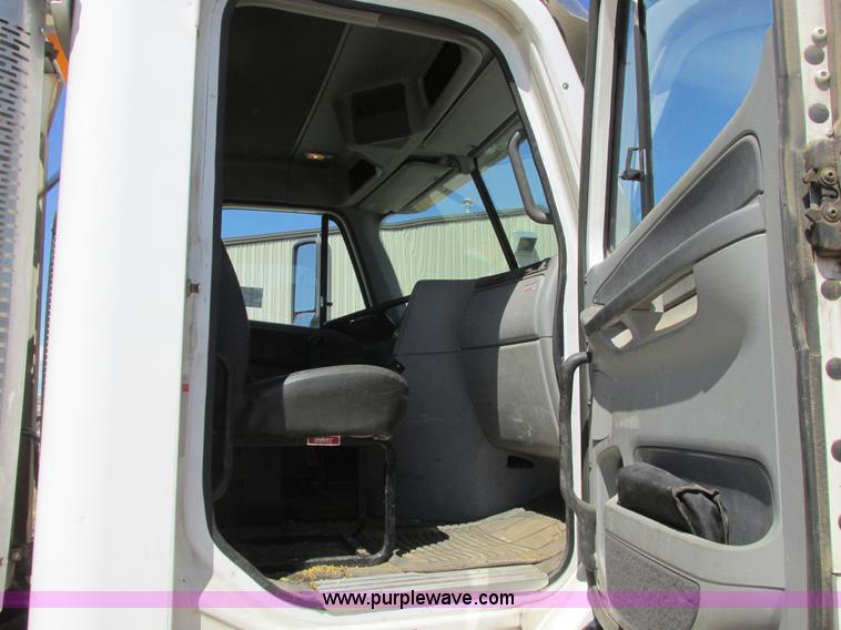 image for item A8723 2007 Freightliner Columbia semi truck