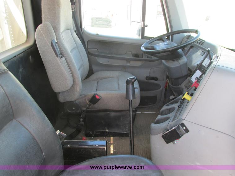 image for item A8723 2007 Freightliner Columbia semi truck