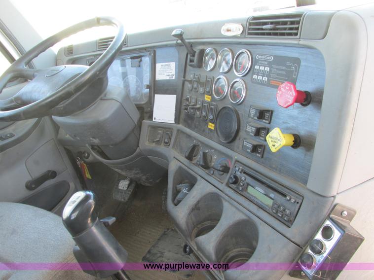 image for item A8723 2007 Freightliner Columbia semi truck